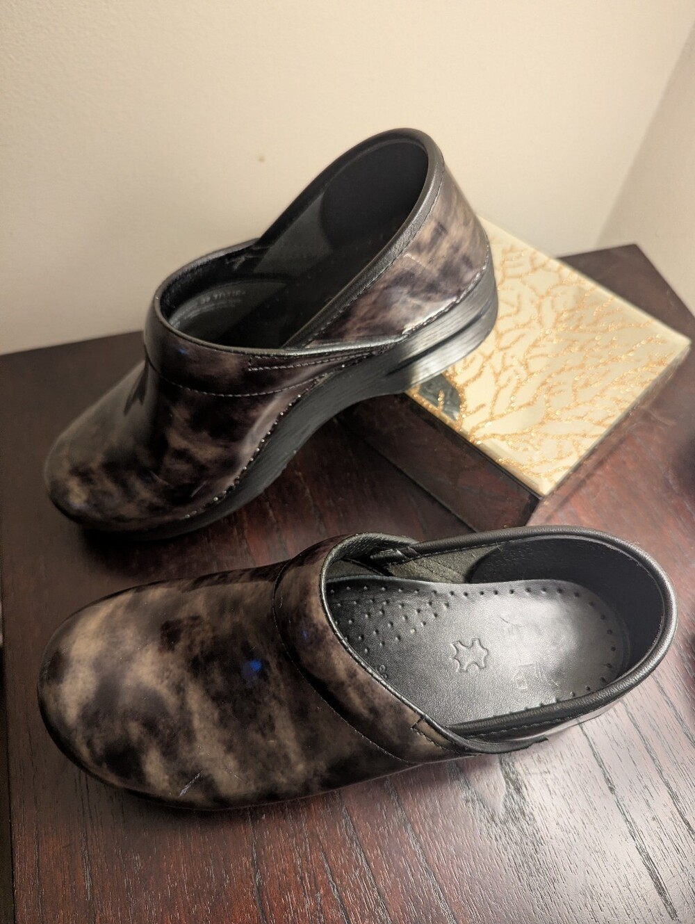 🚨 Dansko Professional Pewter Marbled Patent Leather Clogs Size 38 / US 7.5-8